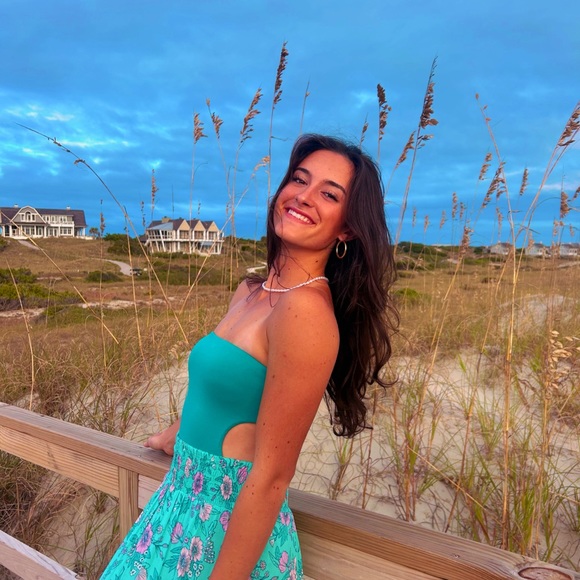 Meet your Posher, Gabriella - Picture 2 of 6